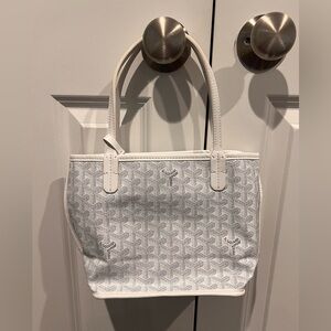 Small white and gray tote
